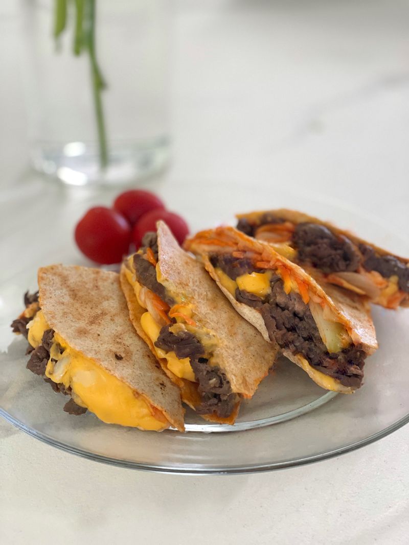 마치 도우 얇은 피자 먹는 느낌! 불고기 가득 넣어 퀘사디아 만들었어요. 브런치, 간식, 안주 등 어디에나 잘 어울리는 것 같아요 :) #불고기 #퀘사디아 #불고기퀘사디아 #치즈 #토마토소스 #피자 #또띠아 #브런치 #홈파티 #안주 #빵 #간식 #접시 #유리접시