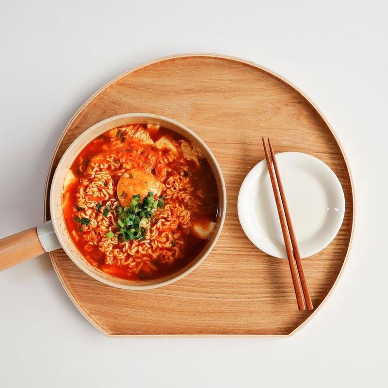 후추를 솔솔 뿌리면 더 맛있는 순두부라면  1. 냄비에 물 300ml, 건더기스프, 순두부를 넣고 끓이다가  2. 물이 끓어오르면 면 반개, 분말스프 2/3를 넣고 2분 끓이기  3. 계란 1개와 쪽파를 넣고 후추를 뿌려서 마무리   #라면 #순두부라면 #자취요리 #야식 #레시피 #면요리