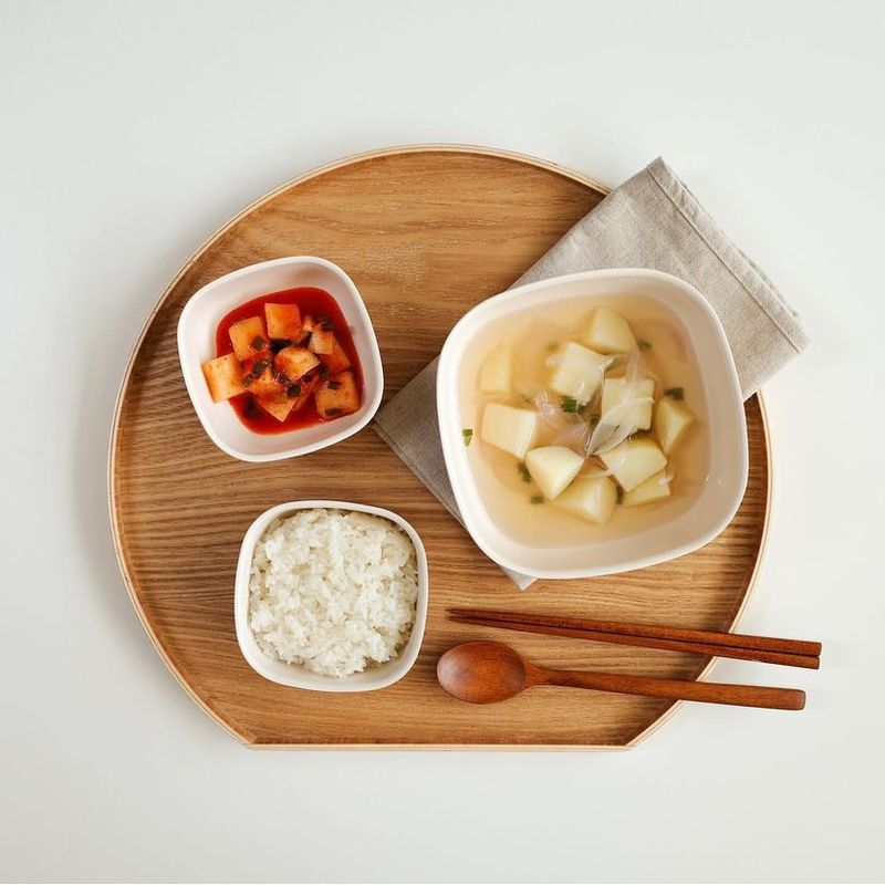 맑은 감자국과 깍두기로 차린 밥상 #감자국 #감자 #집밥 #밥상 #혼밥 #감자요리