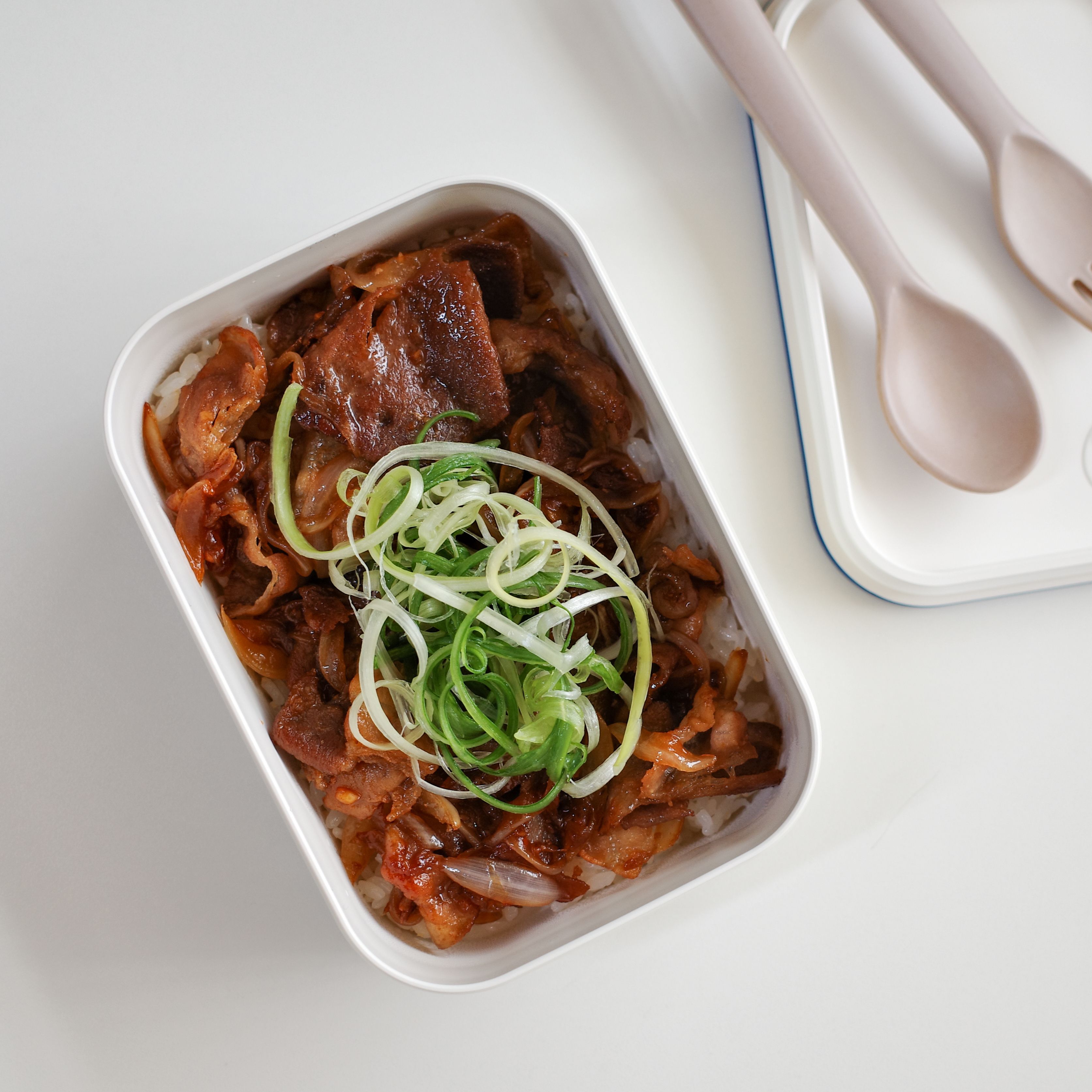오늘은 대패삼겹살 도시락이다 든든한 고기 도시락 먹고 오후에도 힘내서 일하기 ⠀ 1. 양파는 가늘게 채 썰고 대파는 길게 채 썰기 2. 양념 간장 : 간장 1T, 맛술 1/2T, 올리고당 1/2T, 참기름 1/2T, 다진 마늘 1/2t 3. 달군 팬에 대패삼겹살을 넣고 볶기 4. 반쯤 익으면 양파를 넣고 노릇노릇하게 굽기 5. 설탕 1T를 넣고 잘 섞어준 다음 양념간장 넣고 볶기 6. 그릇에 밥을 담고 대패삼겹살을 올린 다음 파채, 통깨 뿌려서 완성 ⠀ #오늘의도시락 #직장인도시락 #도시락레시피 #도시락 #레시피  