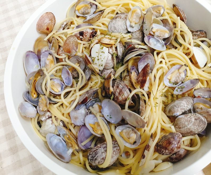 봉골레파스타:) 남편이 제일 맛있게 만들어주는 음식 중 하나에요. 많은 바지락이 포인트, 파스타와 바지락 둘 다 먹고싶을 때 하기 좋아요. #바지락요리 #봉골레파스타 #우선테이블