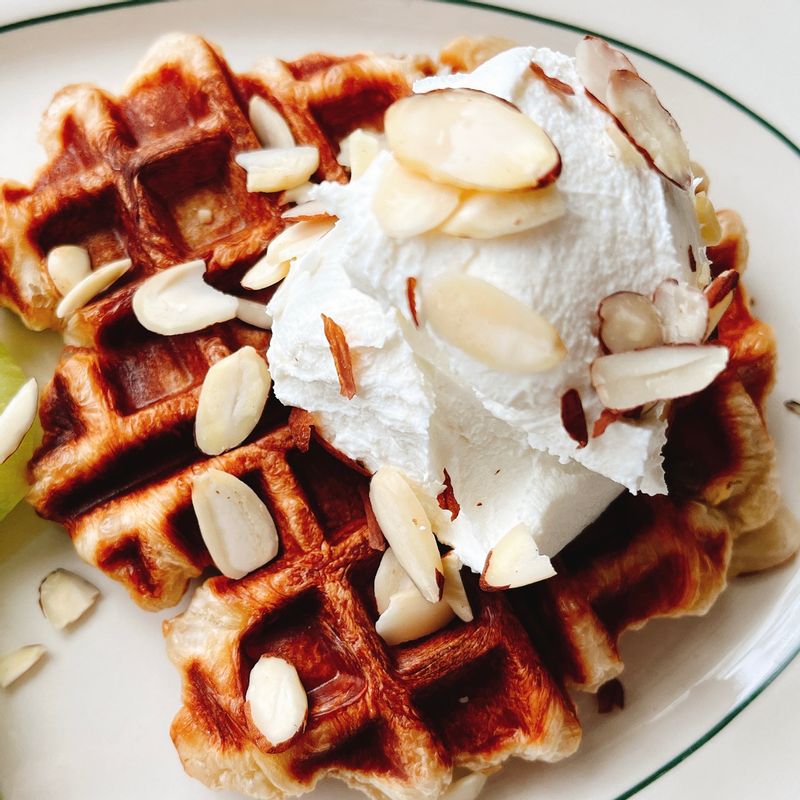 크로와상 생지를 구운 #크로풀  홈메이드 #그릭요거트 올려서 건강함을 더했어요:)