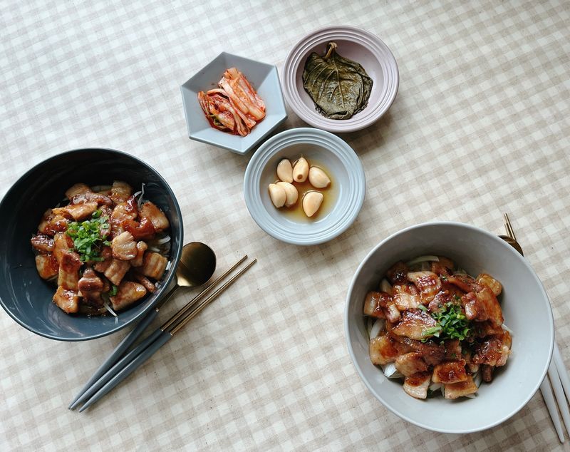 삼겹살에 김치만 있어도 밥 한 끼 뚝딱이지만 집에 있던 마늘장아찌, 깻잎장아찌랑 곁들여 먹으면 또 그 맛은 2배 업그레이드 되는 거 같아요😍