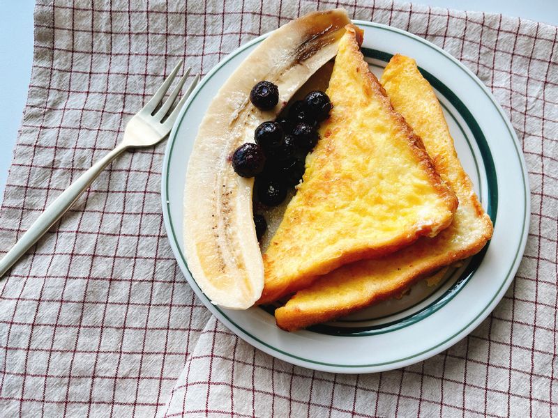 남편 출근길에 따뜻한 프렌치토스트 구웠어요❤️  블루베리퐁포트는 없지만 냉동블루베리와 바나나를 더해서 프렌치토스트와 먹으면 맛있답니다:)   2차로 따로 #프렌치토스트 먹기  아침에 떠오르는 해 보면서 먹으니 더 촉촉하고 달달했어요😆  #신혼부부 #신혼집밥 #프렌치토스트 #식빵요리 #빵모닝 #홈카페