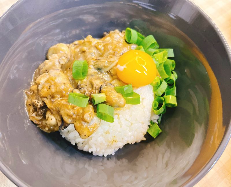 굴맛이 비릴 땐 이 레시피 추천합니다:) 노른자 톡 터트려서 덮밥을 비벼먹으면 진짜 넘넘 맛있어요😍