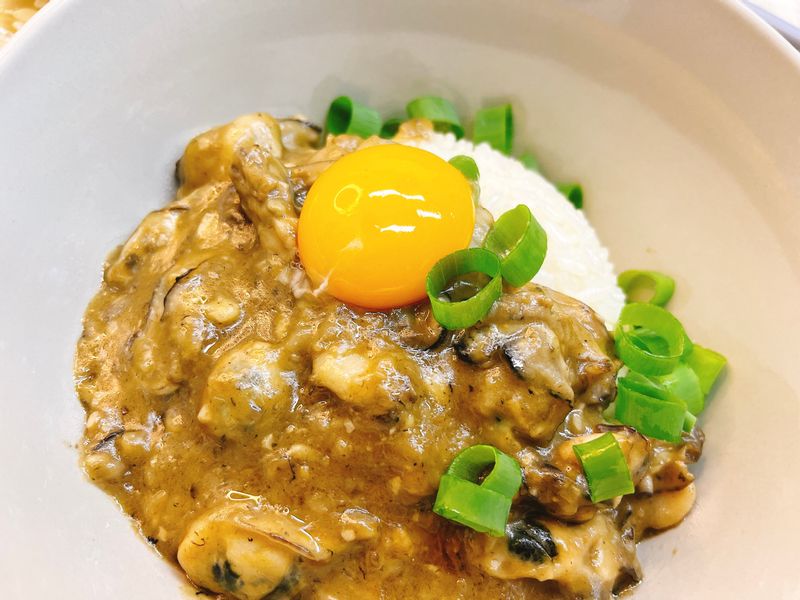 요즘 굴철이잖아요. 싱싱한 굴을 사서, 밀가루 묻힌 다음 버터와 다진마늘을 넣고 볶아서 완성했어요. 간장과 맛술베이스 양념도 고스란히 굴맛을 느끼기 좋네요. #신혼집밥 #집밥 #굴요리 #굴버터덮밥 #굴덮밥 #메뉴추천