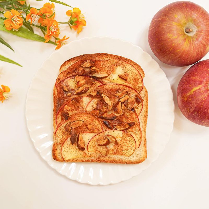 🍎사과토스트  ▫️사과는 얇게 썰어서 펼쳐두고 레몬즙을 조금 뿌려주세요. (식빵1개에 사과 1/4쪽정도 쓰는거같아요.) ▫️식빵 위에 썰어둔 사과 올리고 견과류 부셔서 올리고, 시나몬 슈가파우더나 없으면 설탕, 시나몬가루를 뿌려주세요. 시나몬 가루는 필수에요! ▫️버터를 작게 잘라 빵 위에 듬성듬성 올려주세요. ▫️ 오븐 or 에프에 180도로 10분정도 구워주세요. (기계에 따라 차이가 있어 꼭 10분이 아니어도 됩니다.)  #사과토스트 #애플토스트 #브런치 #오픈토스트 #토스트 #사과요리