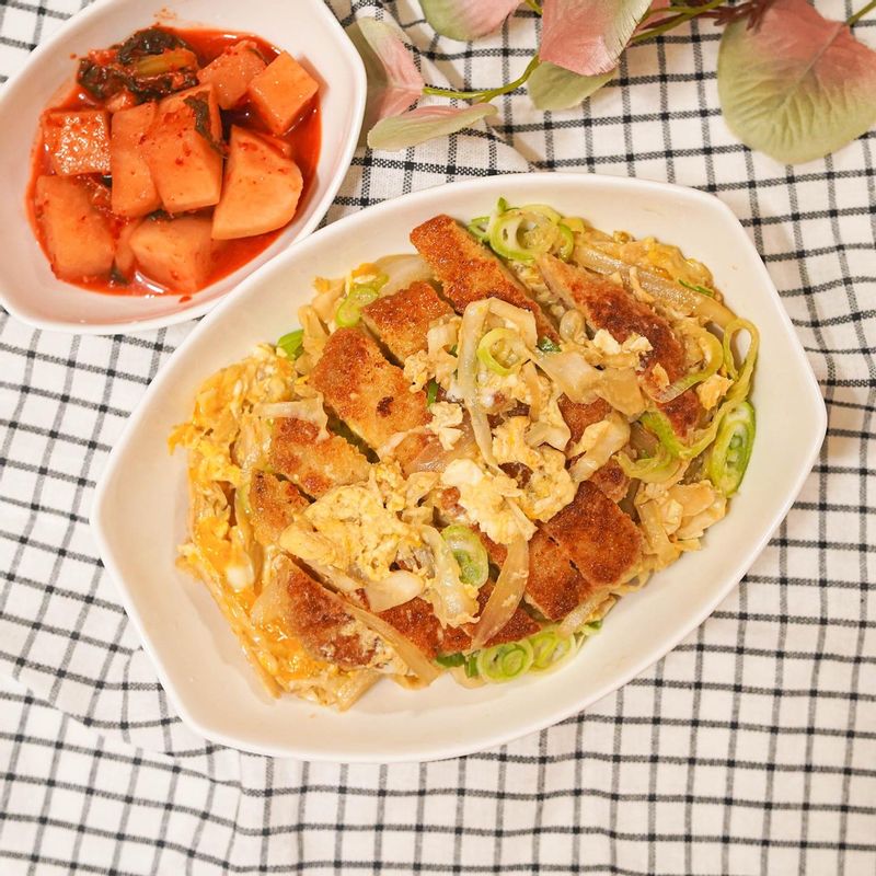 냉동실에 늘 쟁여두는 돈까스! 돈까스만 있어도 급하게 밥 준비할때 너무 좋죠😍 그냥 튀겨먹어도 맛있지만 덮밥도 너무 맛있어요!   #돈가스덮밥 #돈가스요리 #덮밥요리 #저녁메뉴 #한그릇요리