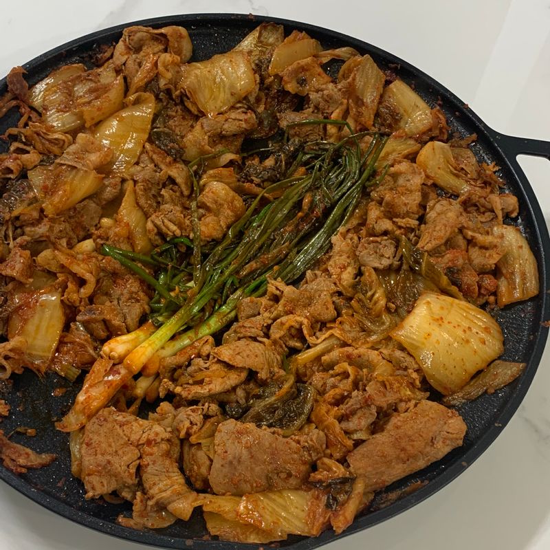 김치+삼겹살 조합은 사랑입니다❤️ 그리들 팬에 요리하기 딱 좋은 음식인것 같아요 가운데에 이번에 담근 파김치를 올리니 더 맛있네요😋 모두들 즐거운 저녁시간 되세요!!  #김치 #삼겹살 #그리들팬 #저녁식사