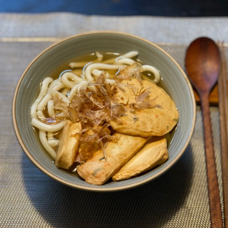 쌀쌀한 날씨에 자연스럽게 떠오르는 따뜻한 국물, 특히나 겨울이면 더더욱 생각나는 어묵탕에 우동사리 살포시 넣어 어묵우동 한 그릇 뚝딱하면 속이 따끈- 든든-   요즘 같은 날씨, 집에서 따뜻한 우동 한 그릇 추천드려요 ! :)  #신혼밥상 #집밥 #어묵우동 #겨울간편요리