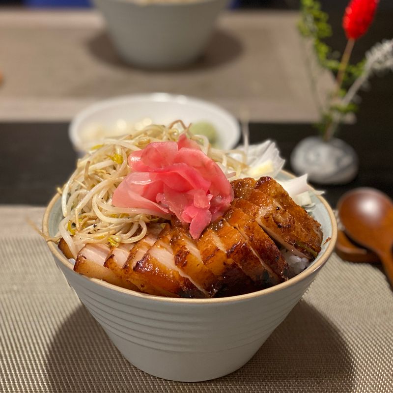 달짝하고 보들보들-하게 조린 삼겹살 예쁘게 썰고, 숙주의 아삭아삭한 식감 살려 한 켠에 자리하고, 알싸하지만 맵기는 쏙 뺀 양파채까지 꼭꼭 담아 넣으면 비주얼도, 맛도 난리나는 차슈덮밥 완성 ! 세팅도 정갈히 예쁘게하면 일식집에서 먹는 차슈덮밥 부럽지 않아요☺️ 삼겹살의 색다른 레시피, 차슈 덮밥 한 끼 어떠신가요🤍  #차슈덮밥 #집밥 #일식 #홈스토랑 #신혼밥상