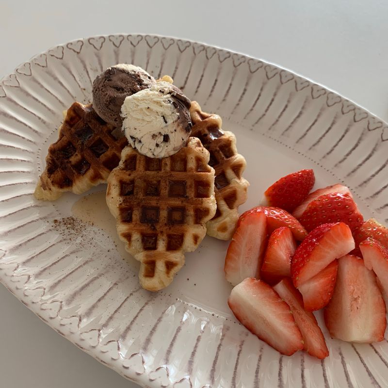 일요일 집에서 맞이하는 아침🤎 결혼 전 장만한 와플팬을 6개월만에야 사용하는 사부작 주부 #크로플 #온더테이블 #홈카페 #홈브런치