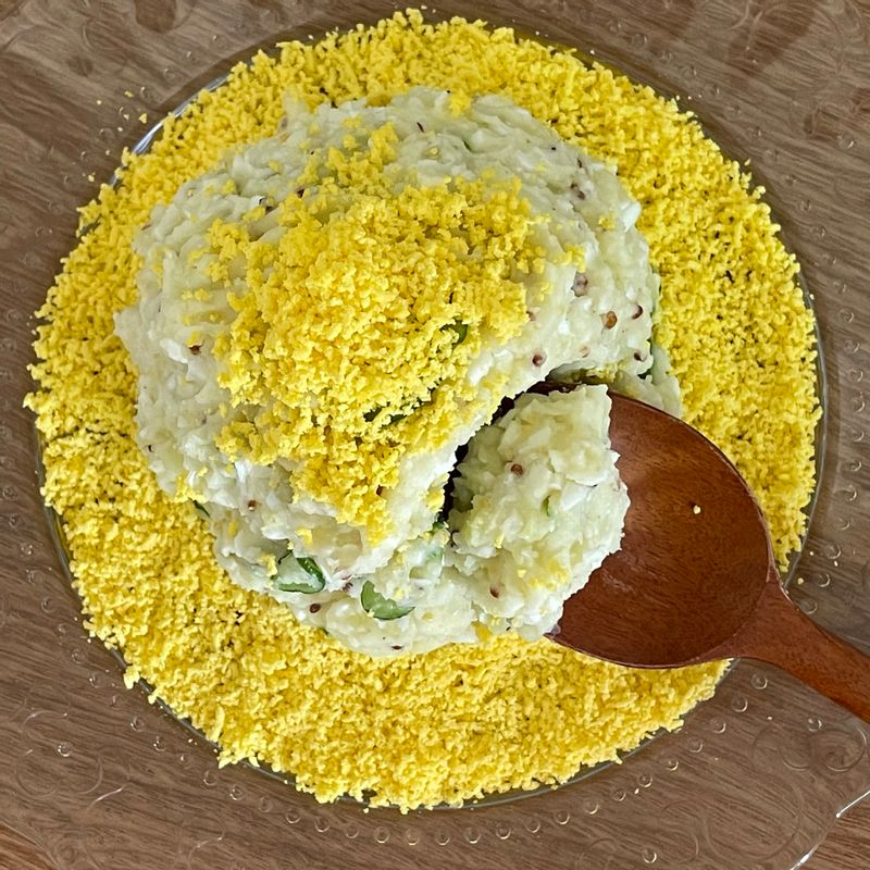 감자샐러드는 단품 요리로도 좋고, 빵과 곁들여서 샌드위치를 만들어먹기에도 좋은 메뉴랍니다 💛