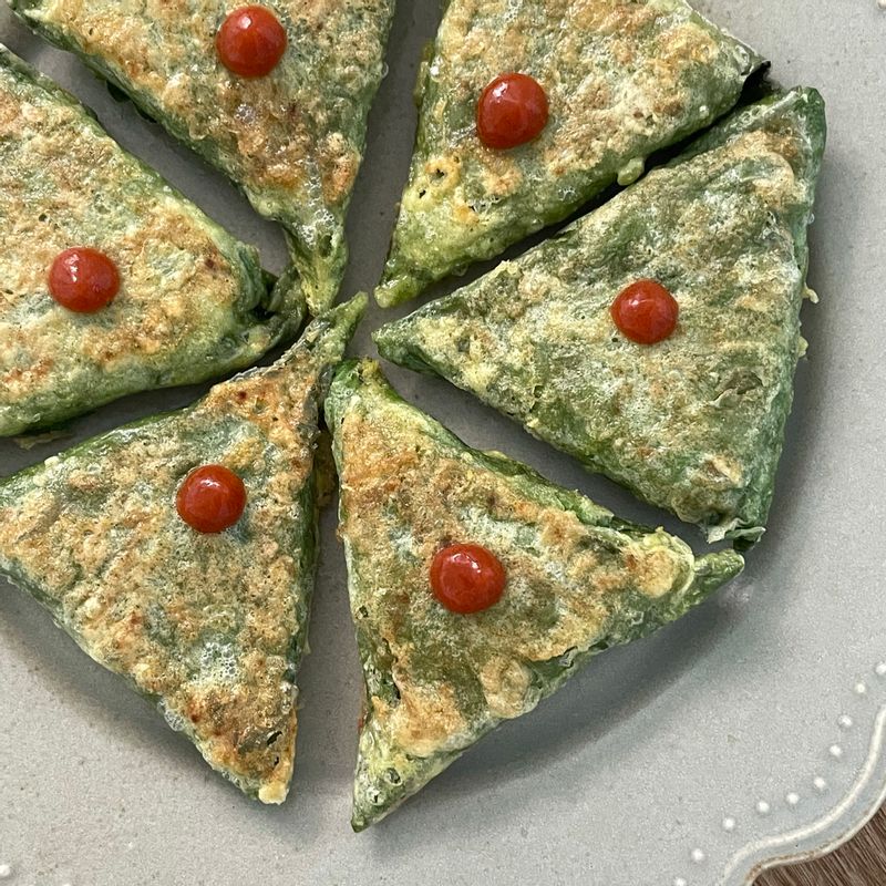 홍고추를 대신해서 스리라차 소스를 톡톡 올려주었답니다❤️ #깻잎참치전 #깻잎전 #전