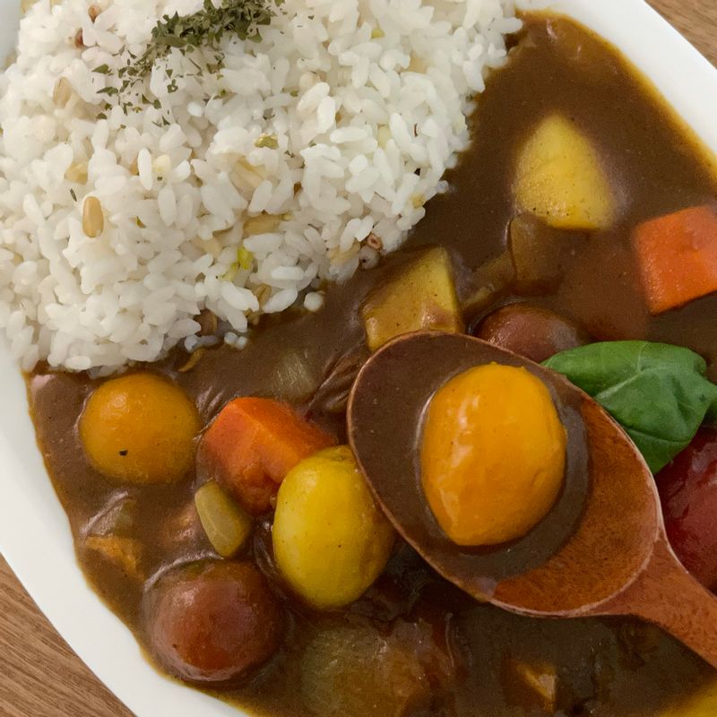 칼집낸 방울 토마토를 살짝 데쳐 껍질을 벗겨주신후에, 카레를 끓이고 마지막에 넣으셔서 2-3분 정도 끓여주시면 된답니다🧡