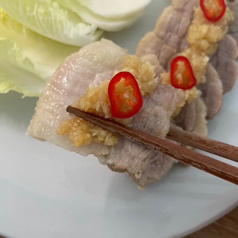 마늘소스 듬뿍 올리고 홍고추도 토핑으로 콕콕❤️