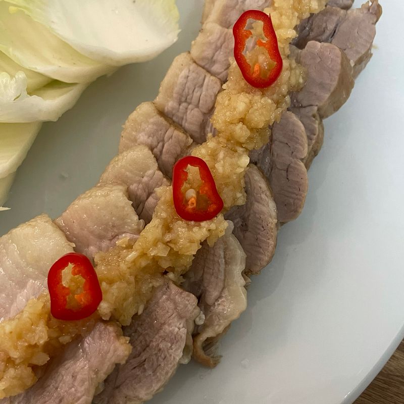 마늘소스는 팬에 기름을 2큰술 두른후에, 마늘 5큰술, 쯔유 1큰술, 식초 1/4큰술을 약한불에서 볶아주었어요📍 #마늘보쌈 #마늘