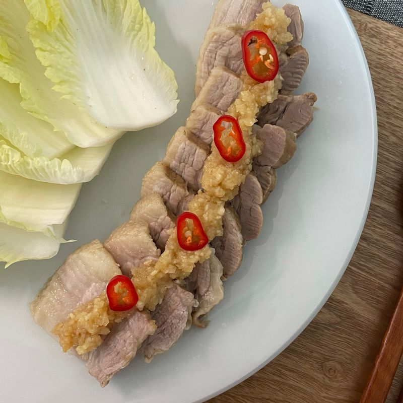 건강하고 맛있는 마늘보쌈을 만들어보았어요👩🏻🍳 요즘같은 환절기에는 면역력이 아주 중요한만큼! 마늘과 고기로 건강한 한끼를 만들었답니다💛 고기 삶는 재료와 만드는 법은 굴보쌈 레시피를 참고하였답니다✨ #보쌈 #수육 #돼지고기 #삼겹살 #면역력 #감성키친템