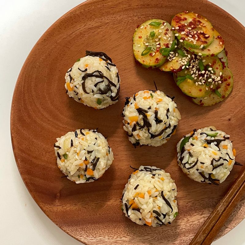 톳장아찌를 활용해 동글동글 맛있는 주먹밥을 만들었어요!👩🏻🍳 📍당근, 양파, 호박 등 원하는 재료를 볶아주신 후에 밥한공기와 잘게 다진 톳장을 넣고 잘 섞어주세요✨ #주먹밥 #톳장 #톳장아찌 #야채볶음밥 #볶음밥 #간식