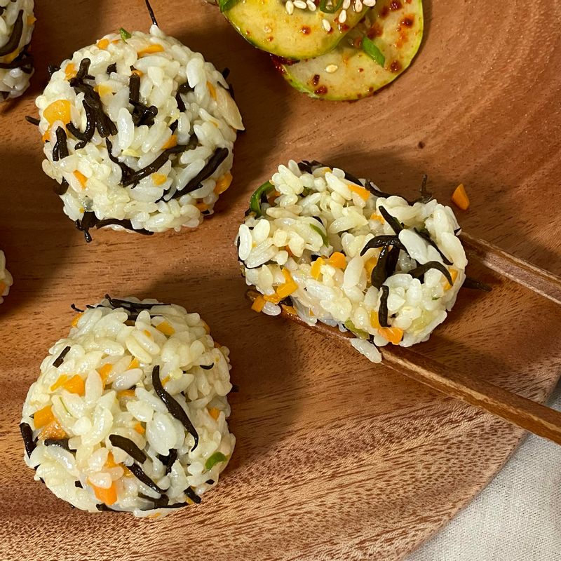 쯔유를 1스푼 정도 넣어 간을 맞춰줬답니다☺️ 톳장아찌로 맛있는 요리를 해드셔보세요✨