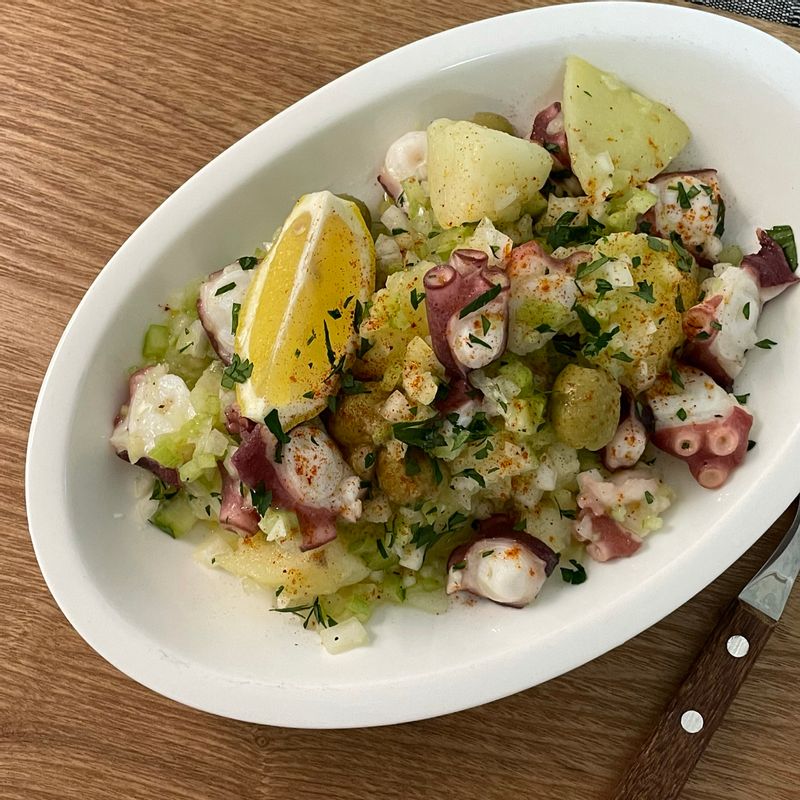 와인이랑 찰떡 뽈뽀 샐러드🌿  퇴근 후 나를 위한 작은 힐링으로 문어샐러드를 만들어보았어요!✨  #뽈뽀 #샐러드 #문어 #문어요리 #해산물 #뽈뽀샐러드 #문어샐러드 #와인 #와인안주 #집들이 #집들이요리