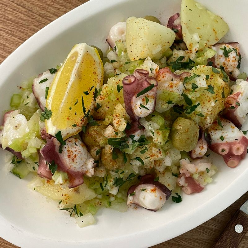 잘 데친 문어를 먹기 좋은 크기로 썰어주시고, 삶은 감자와 올리브, 잘게다짐 양파와 샐러리를 섞어주세요🌼