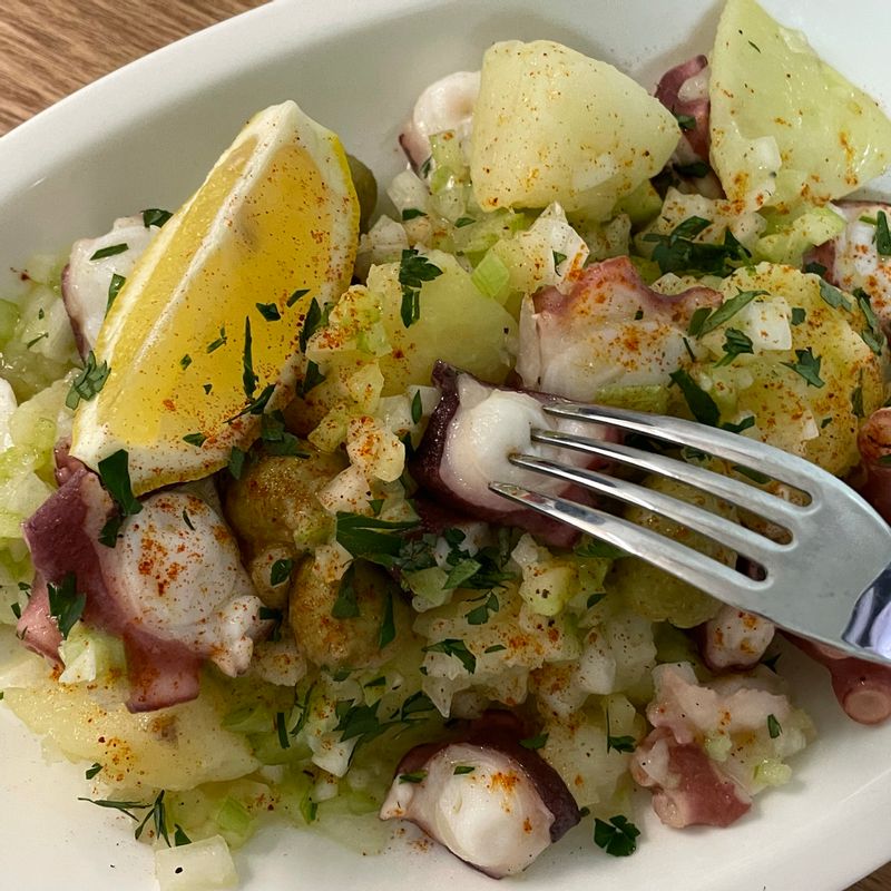 쫄깃한 문어와 샐러드를 곁들여 즐겨주시면✨✨