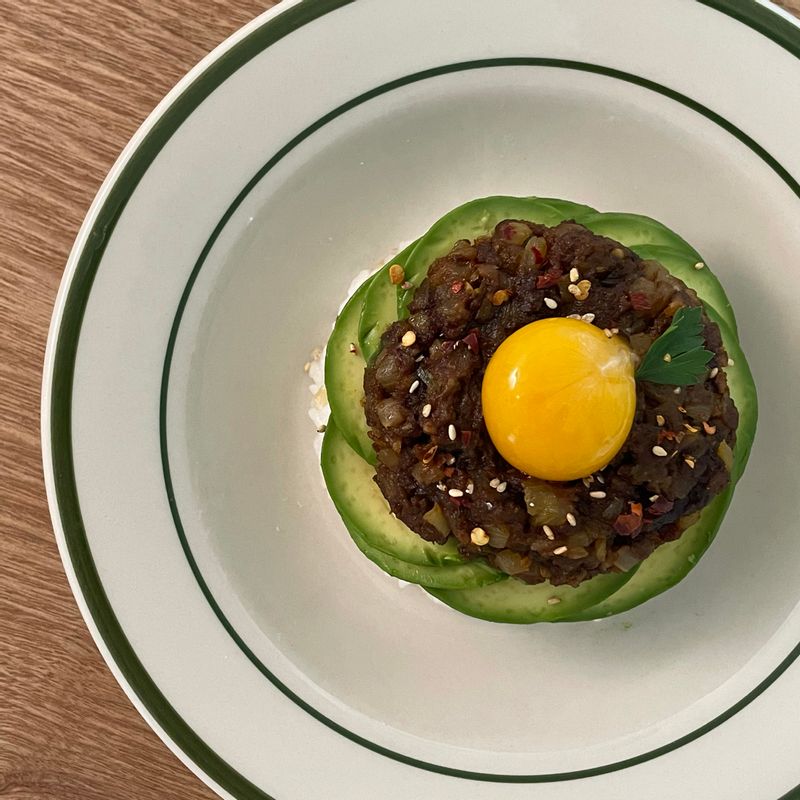 아보카도를 올린 드라이카레👩🏻🍳 맛있게 후숙된 아보카도를 얇게 썰고🥑 그위에 드라이카레와 계란노른자를 올려 카레를 만들어주었어요!✨ #카레 #카레요리 #드라이카레 #키마 #키마카레 #홈쿡 #홈스토랑 #아보카도 #아보카도요리 #일식