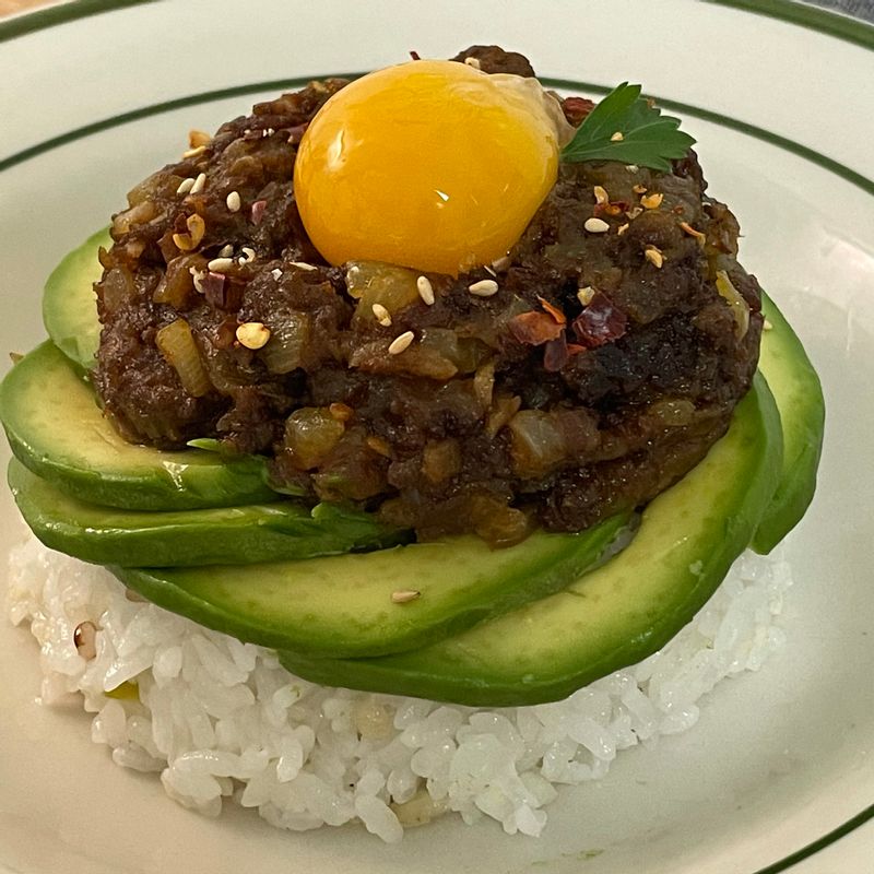 📍드라이카레 만드는 법 ✔️양파,청양고추를 잘게다져 기름을 조금 두른 팬에 볶아주세요 ✔️소금 후추를 넣고,다진마늘 1/3스푼, 다진 소고기를 넣어주세요 ✔️토마토 페스토를 1스푼 넣어주시고, 고체카레(가루카레)를 1인분 넣고 볶아줍니다 (수분이 다 날라갈때까지 볶아주세요) ✔️밥위에 아보카도 슬라이스를 펼쳐올리고 카레와 노른자 올리기💛