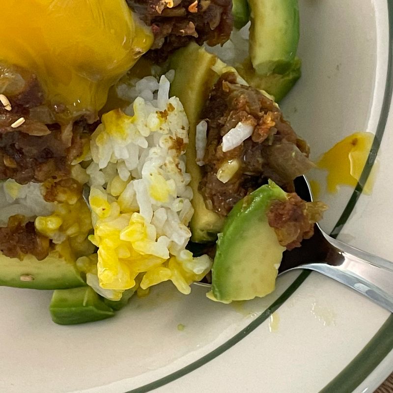 부드러운 아보카도랑 짭짤하고 맛있는 카레와 밥을 곁들여먹으면,,😋 다양하고 맛있는 카레요리 즐겨보아요🍛💗