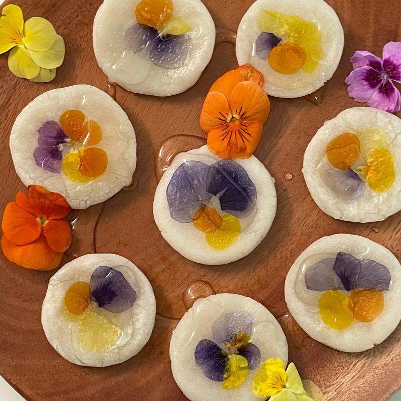 달콤한 꿀을 둘러서 먹어볼까요?🍯