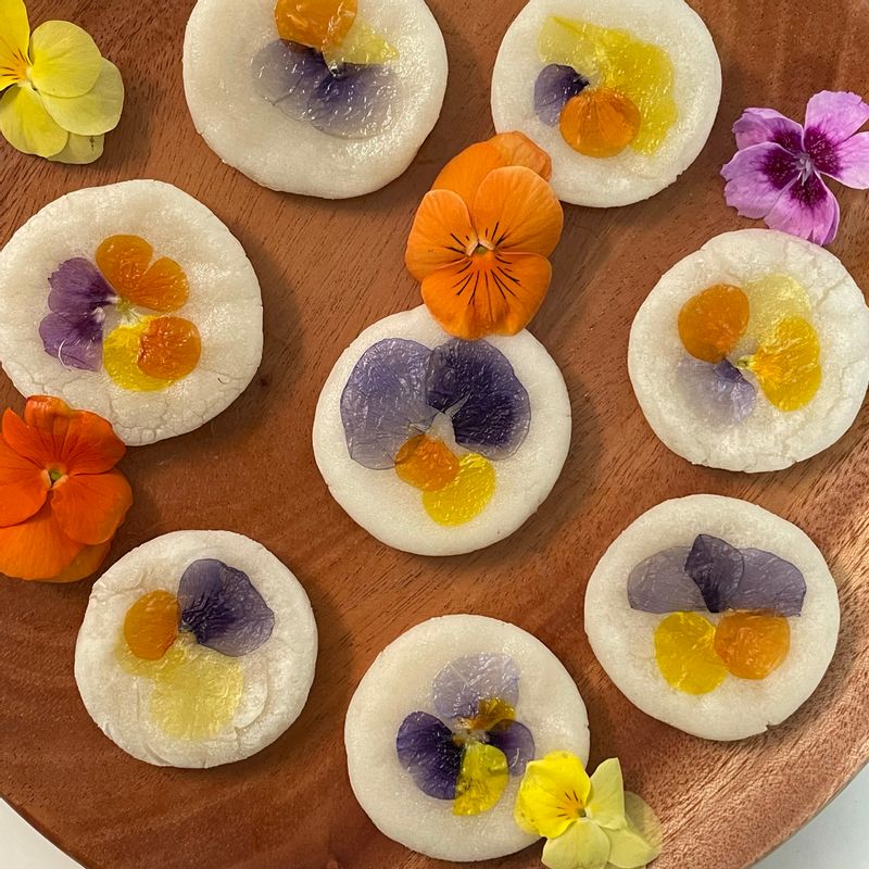 🌸화전만들기🌸 ✔️찹쌀가루(밥공기 1개)에 소금 1/3스푼을 넣고 뜨거운 물을 조금씩 넣어서 반죽을 만듭니다 ✔️반죽을 잘 치대고 일정한 양으로 나누고 동글 납작한 모양을 만듭니다 ✔️식용꽃을 🧊차가운 물에 잘 씻고 키친타올이나 면포로 물기를 제거합니다 ✔️팬에 기름을 누르고 약불에서 전을 굽다가 밑면을 한번 뒤집고 그 위에 꽃을 올려줍니다(열감+기름에 꽃이 잘 붙어요!) ✔️불조절 하면서 잘 구워주면 끝!🌼