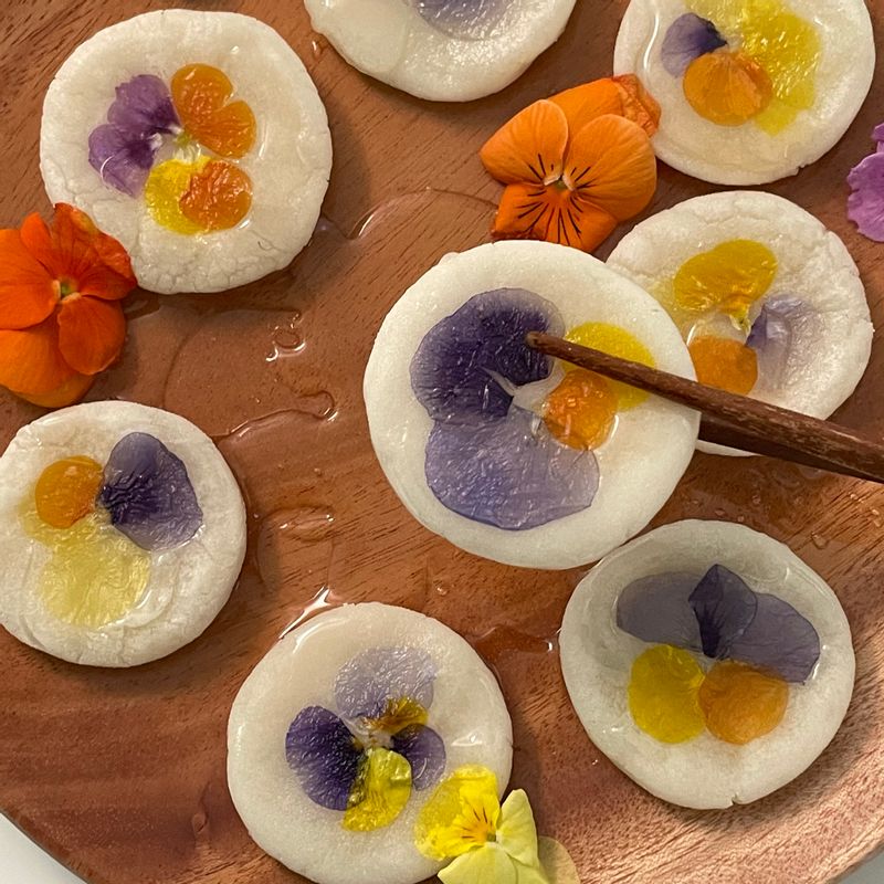 화전 한입에, 추운 계절에도 따뜻해지는 기분이에요🌸🌼