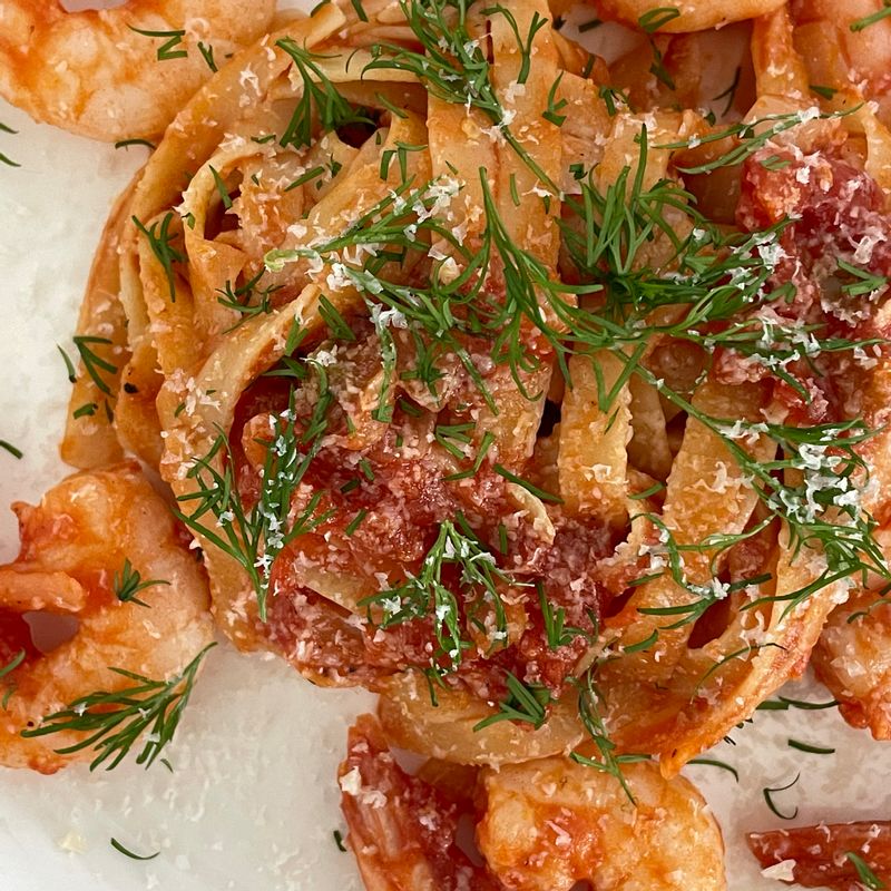 시판용 토마토 소스만 사용하셔도 좋지만!🥫 토마토를 추가로 넣어 만들어서 주시면 더 맛있답니다🍅