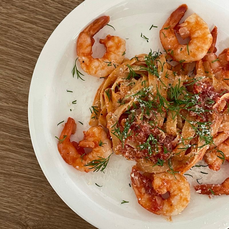 치즈 눈 내린 토마토 새우파스타🌨🦐  토마토를 으깨 넣은 파스타에 딜과 치즈를 갈아올려 눈이 살포시 내린듯한 파스타를 만들어보았아요✨