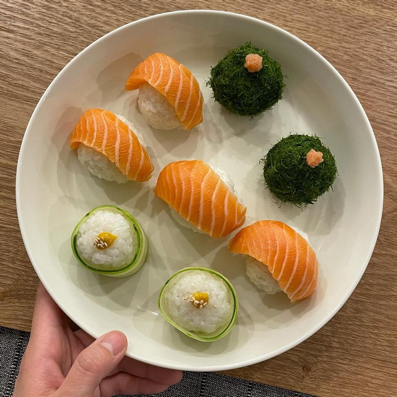 연어, 오이, 감초를 이용해서 동글동글 귀여운 초밥을 만들었어요☺️  #초밥 #연어초밥 #초밥만들기 #오이초밥 #감태 #감태초밥 #주먹밥 #명란 #집들이요리 #간편요리 #간단요리