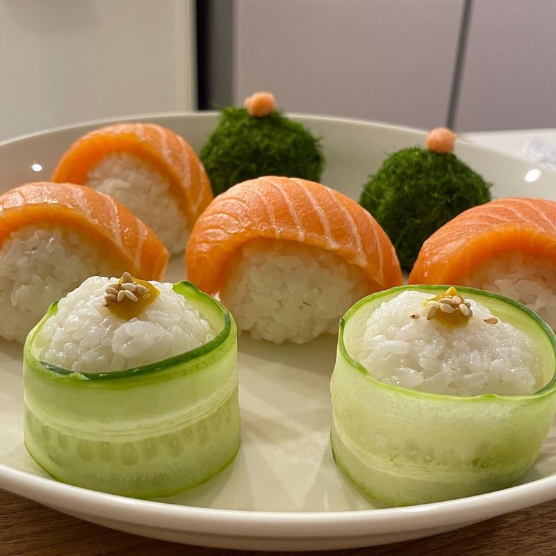 오이는 채칼로 얇게 썰어서 밥에 돌돌 말아구시구요🥒