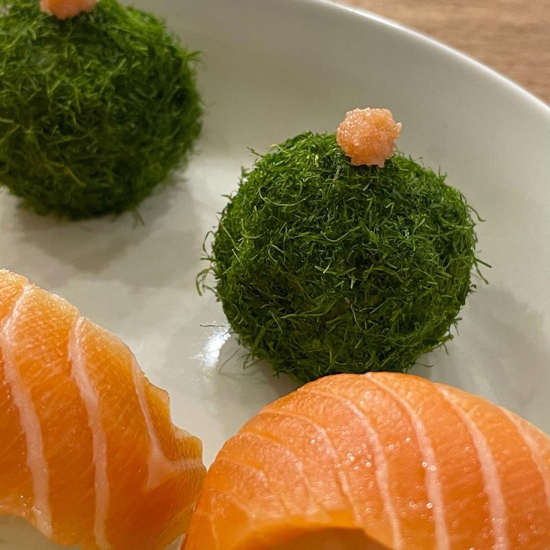 감태는 감태 반장 정도를 비닐에 넣고 손으로 부숴(?) 가루를 만드신 후에 밥을 굴려주세요☺️