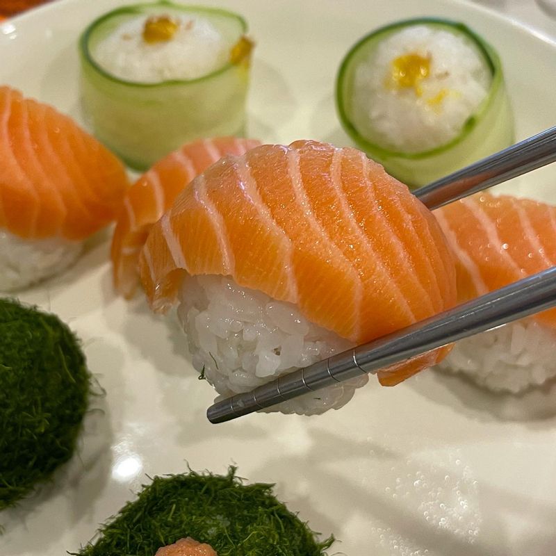 요즘 땡겼던 연어도 탁! 얹어서 맛있게 즐기기😚❤️