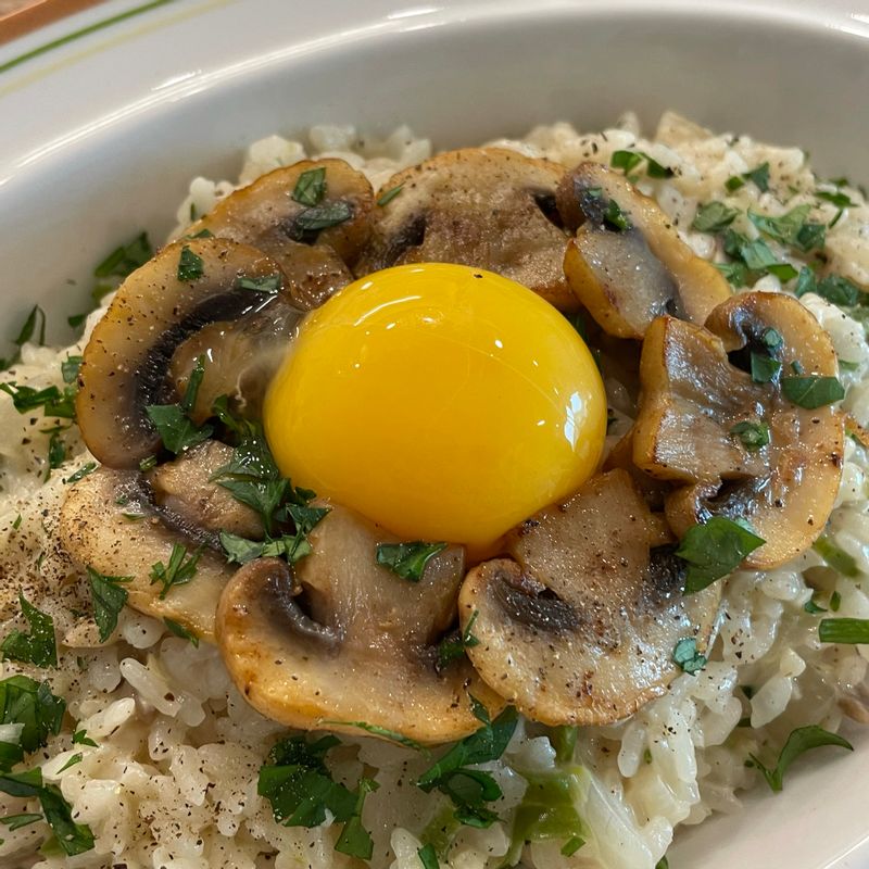 팬에 버터를 두르시고 양송이 버섯을 먼저 구워주세요✨