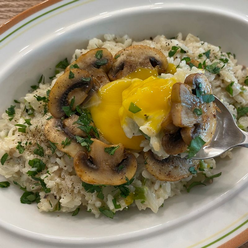 노른자를 터트려 와앙☺️드시면 매콤하면서도 크리미한 리조또를 즐기실 수 있답니다💚❤️