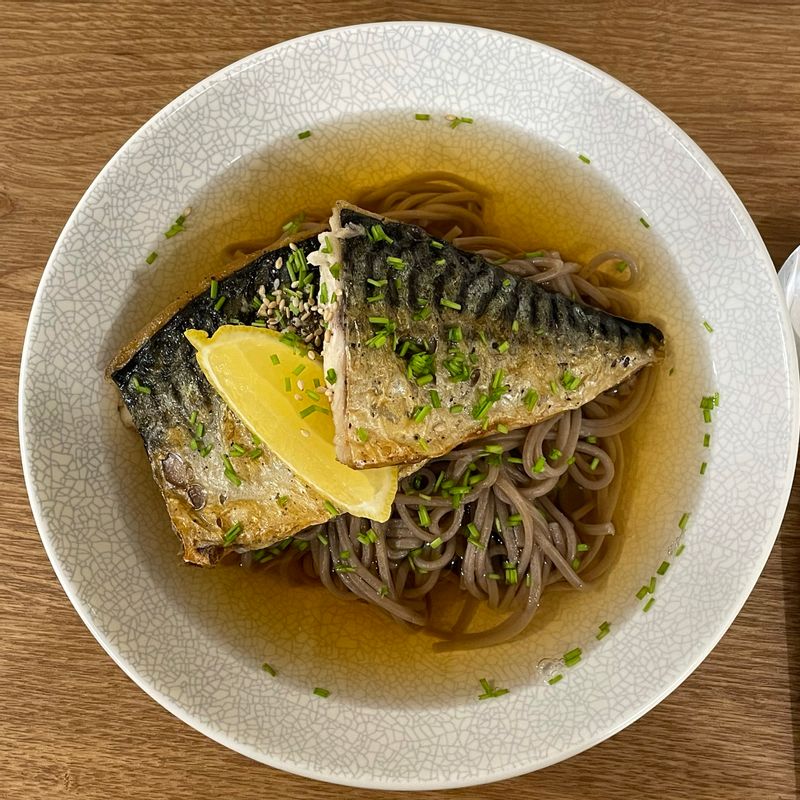 고등어구이 온소바👩🏻🍳 요새같이 쌀쌀한 날씨에 따끈하게 먹기 좋는 고등어구이 온소바를 만들어보았어요 🐟