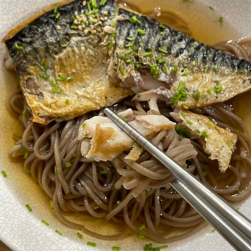 짭짤하고 고소하게 잘 익은 고등어구이랑 따뜻한 온소바가 잘어울리는 한끼요리에요💖  #고등어 #고등어구이 #생선 #생선요리 #고등어온소바 #소바 #온소바 #국물요리