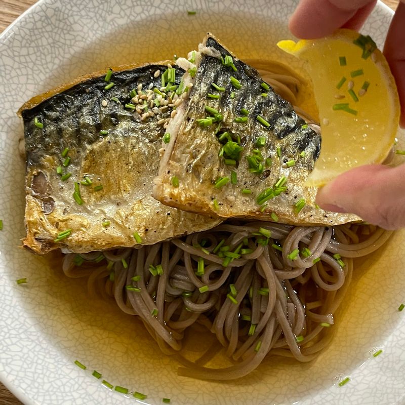 레몬즙을 톡톡뿌려서 맛있게 먹어볼까요~?🍋