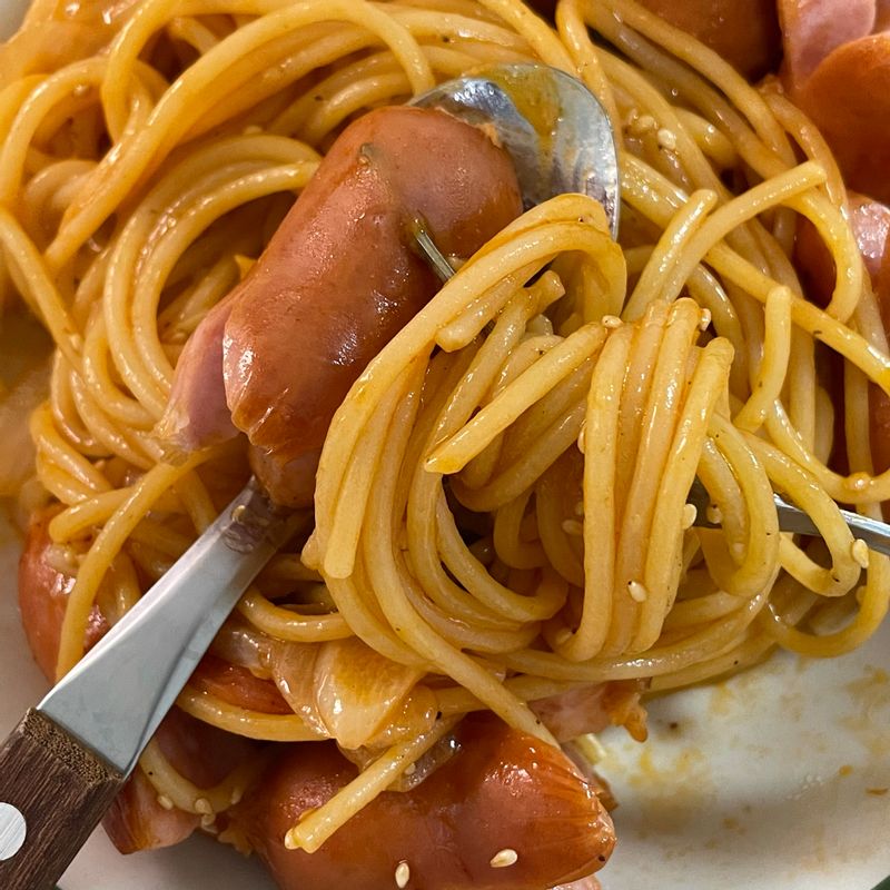 소시지하나 푹!찍어서 파스타면이랑 같이 먹으면🤭 새콤달콤매콤한 감칠맛이 폭발한답니다🎊  #소시지 #소세지 #소세지야채 #소야 #파스타 #소야파스타 #파스타요리 #나폴리파스타
