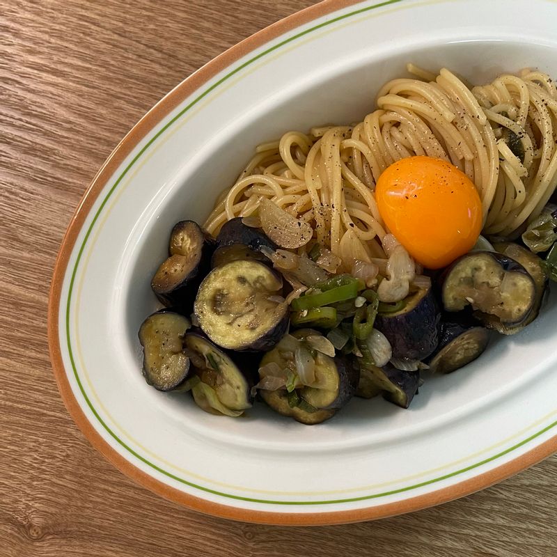 가지를 듬뿍넣은 가지파스타👩🏻🍳 싱싱한 가지를 두툼하게 썰어넣어볶은 가지파스타를 만들어보았어요☺️🍆