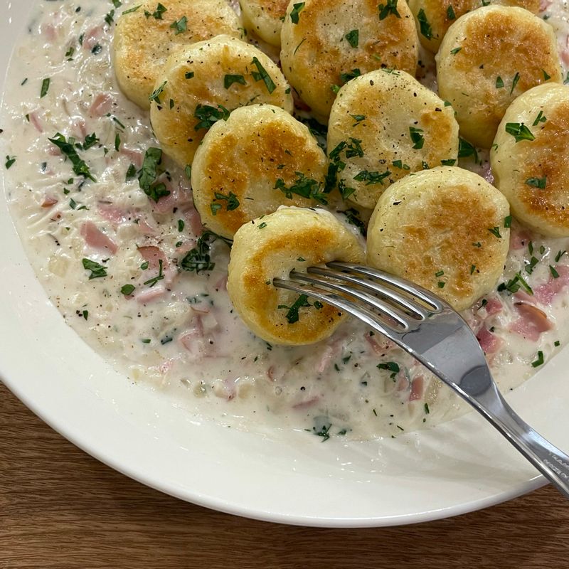 📍초간단 뇨끼 만들기(1인분) •감자 2개를 삶아주시고, 다 익으면 껍데기를 벗겨 잘게 으깨주세요 •소금 한꼬집을 넣고 밀가루 1컵 + 계란 노른자를 넣어 반죽을 만들어주세요 •밀가루 양을 조절해주시되, 너무 치대면 질겨질수 있어서 빠르게 반죽을 만들어주세요 •반죽을 길게 빚고, 포크나 칼로 일정 크기로 잘라 동글납작 모양을 만들어주세요 •끓는 물에 + 올리브유 1스푼을 넣고 빚은 반죽을 넣어주세요 •반죽이 물위로 둥둥 뜨면, 건져올려 기름두른 팬에서 앞뒤로 구워주세요