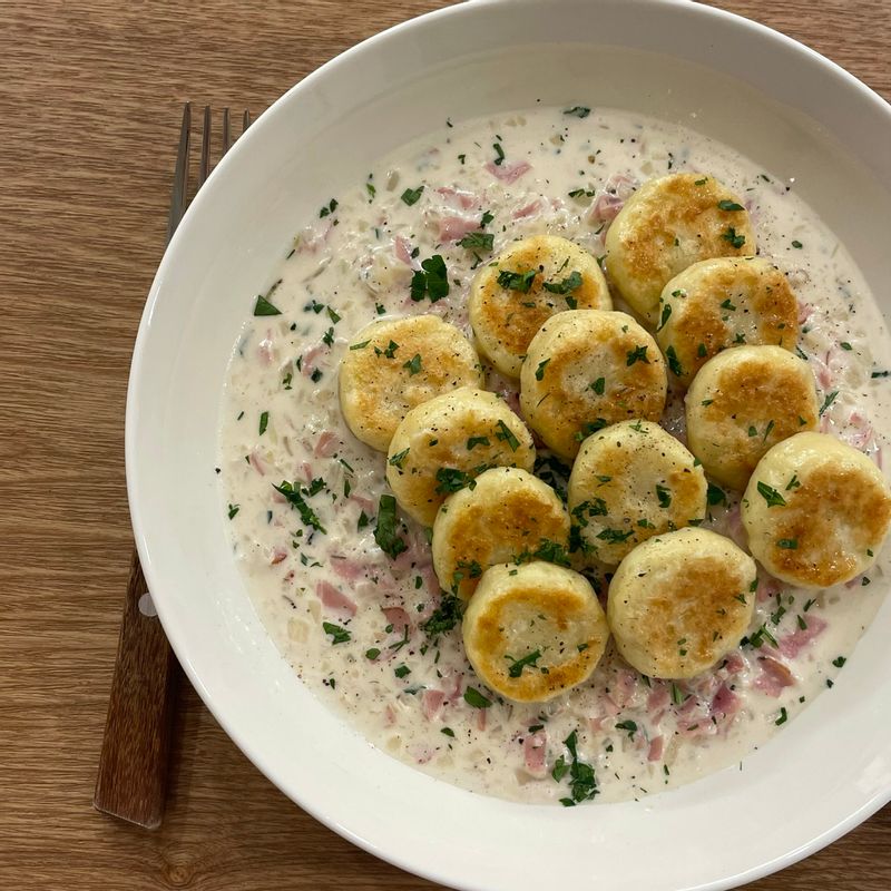 동글동글 맛있는 크림뇨끼👩🏻🍳 오랜만에 감자를 이용해서 부드러운 크림뇨끼를 만들어보았어요☺️🥔