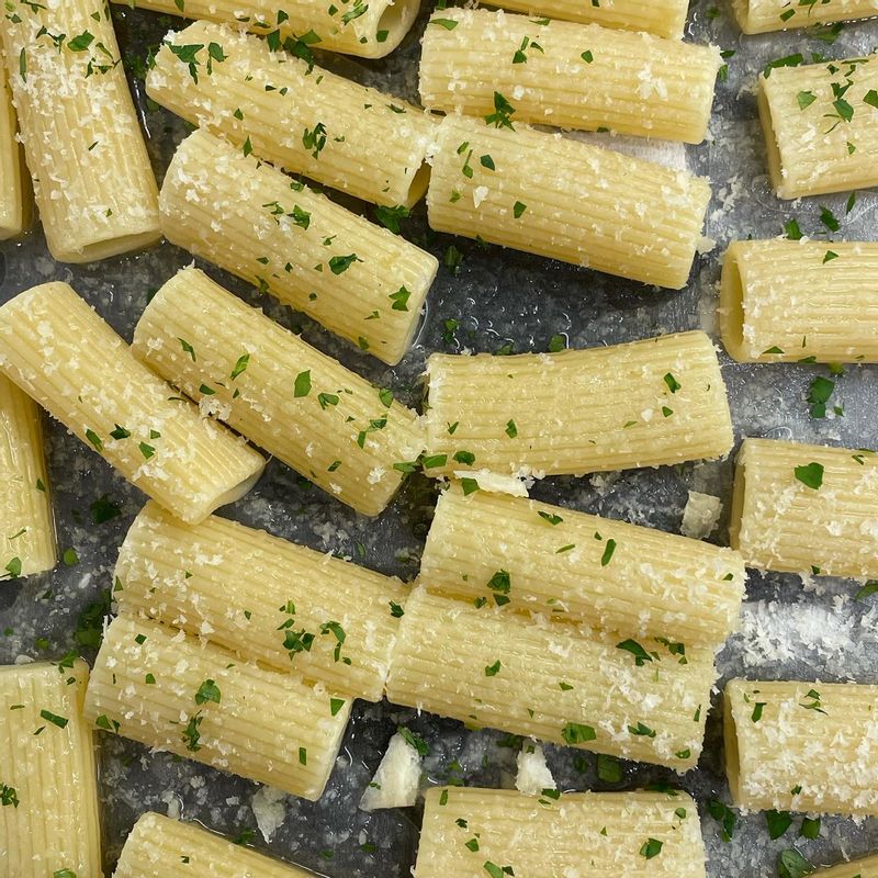 📍파스타칩 만드는 법 •끓는 물에 소금을 살짝 넣고, 리가토니 스파게티 면을 삶아주요(약 16분) •면이 다 익으면 체에받쳐 물을 빼고, 올리브오일 2큰술, 파마산 치즈가루 2큰술, 소금 1/3큰술, 이탈리안 파슬리를 잘 버무려주세요 •에어프라이어에 200도로 10분, 반대로 뒤집어 10분 구워주세요