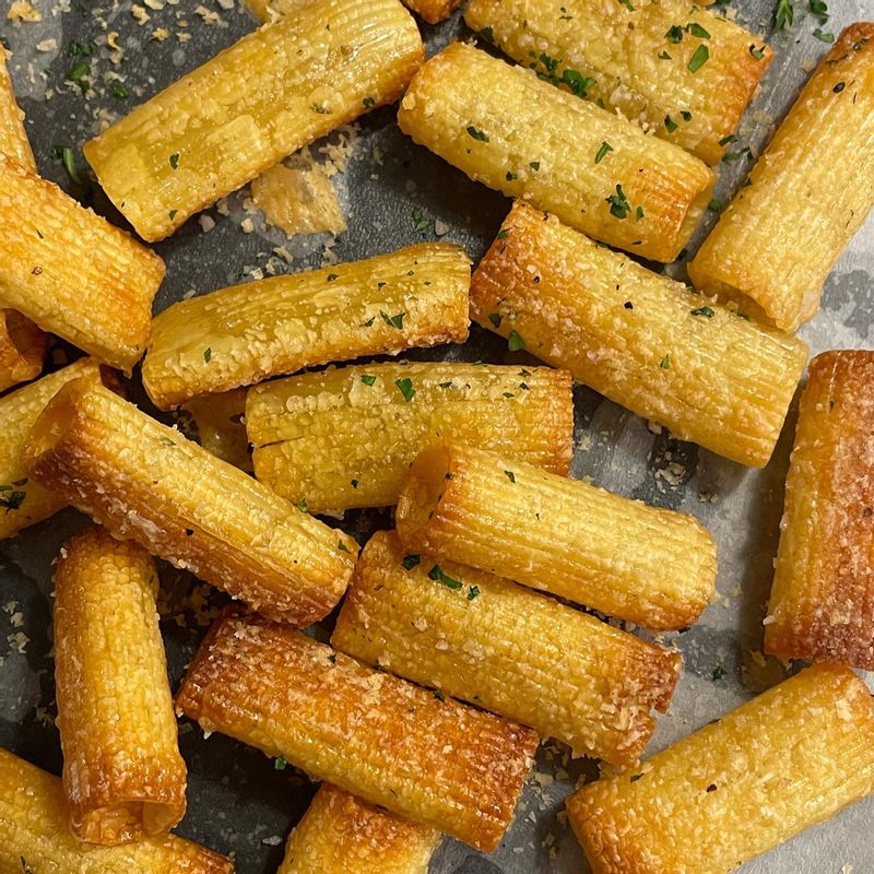 앞뒤로 두번 구우니 이렇게 노릇노릇하게 색감이 올라왔어요✨ 우리의 식탁 레시피처럼 크림치즈에 바질소스를 넣어 곁들여 드시거나 케챱에 찍어드셔도 정말 맛있답니다🥠✨  #파스타칩 #파스타 #연말요리 #홈파티 #홈파티요리 #집들이요리 #와인 #와인안주 #크리스마스